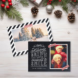 Chalkboard Lettering Holiday-fotokaart Feestdagenkaart<br><div class="desc">Betaalbare aangepaste fotokaarten voor vakanties met eenvoudige sjablonen voor aanpassing. Dit leuke ontwerp is te maken met een leuke, met de hand geschreven stijl typografie op een faux achtergrond op het bord met rode gestreepte washi-tape rond je foto. In de tekst staat: "Hoop dat de feestdagen je om veel redenen...</div>