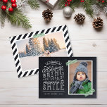 Chalkboard Lettering Holiday-fotokaart Feestdagenkaart<br><div class="desc">Betaalbare aangepaste fotokaarten voor vakanties met eenvoudige sjablonen voor aanpassing. Dit leuke ontwerp is te maken met een leuke, met de hand geschreven stijl typografie op een faux achtergrond op het bord met een groene gestripte washi-tape rond je foto. In de tekst staat: "Hoop dat de feestdagen je om veel...</div>