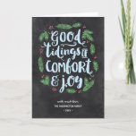 Chalkboard Lettering | Niet-fotogevouwen feestdag Feestdagen Kaart<br><div class="desc">Deze feestelijke uitnodiging zonder foto's is voorzien van een prachtig handgeschreven typografie met de letters die "Goede simulaties van comfort en vreugde" in de kalligrafie van het penseelscript weergeeft. Groene pijnboomtakken en rode bessen omringen de bevroren,  lichtblauwe vlek. Het ontwerp omvat een achtergrond van het krijtbord.</div>