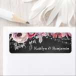 Chalkboard, Lichten Roze Bloemen Bedankt Etiket<br><div class="desc">Dit verfijnde maar rustieke bedankdesign is ideaal voor een casual bruiloft. Met een subtiel gekraste krijtbordachtergrond, een reeks twinkelende witte lichtaccenten en roze waterverven, heb ik een elegant lettertype uit mijn collectie gecombineerd om een afbeelding weer te geven met de woorden "bedankt". Uw persoonlijke gegevens worden eenvoudig toegevoegd om deze...</div>