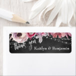 Chalkboard, Lichten Roze Bloemen Bedankt Etiket<br><div class="desc">Dit verfijnde maar rustieke bedankdesign is ideaal voor een casual bruiloft. Met een subtiel gekraste krijtbordachtergrond, een reeks twinkelende witte lichtaccenten en roze waterverven, heb ik een elegant lettertype uit mijn collectie gecombineerd om een afbeelding weer te geven met de woorden "bedankt". Uw persoonlijke gegevens worden eenvoudig toegevoegd om deze...</div>