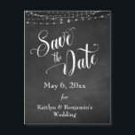 Chalkboard & Lichten sparen de Datum Magnetische K<br><div class="desc">Deze geavanceerde, maar robuuste Save the Date-kaart is perfect voor een casual bruiloft. Met een getextureerde zwarte-bordachtergrond en een koord van twinkelende witte lichte accenten, heb ik een uitgewerkte, het draaien manuscriptdoopvont van mijn collectie gecombineerd om grafisch terug te geven die de woorden "sparen de Datum" weergeeft. Uw persoonlijke gegevens...</div>