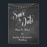 Chalkboard & Lichten sparen de Datum Magnetische K<br><div class="desc">Deze geavanceerde, maar robuuste Save the Date-kaart is perfect voor een casual bruiloft. Met een getextureerde zwarte-bordachtergrond en een koord van twinkelende witte lichte accenten, heb ik een uitgewerkte, het draaien manuscriptdoopvont van mijn collectie gecombineerd om grafisch terug te geven die de woorden "sparen de Datum" weergeeft. Uw persoonlijke gegevens...</div>
