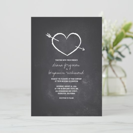 Chalkboard liefde hart rustieke bruiloft uitnodigi kaart (Staand voorkant)