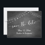 Chalkboard Light Strings Kalligrafie Bewaar de dat Save The Date<br><div class="desc">Deze rustieke, elegante bruiloft en event uitnodiging suite van design cadeaus enkele populaire bruiloft design trends gecombineerd op een frisse manier. Met een getextureerde krijtbordachtergrond en tweevoudige touwtjes van lichtaccenten heb ik een prachtig modern scriptlettertype uit mijn collectie gecombineerd om een afbeelding weer te geven van sleutelwoorden en zinnen in...</div>