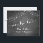 Chalkboard Light Strings Kalligrafie Bewaar de dat Save The Date<br><div class="desc">Deze rustieke, elegante bruiloft en event uitnodiging suite van design cadeaus enkele populaire bruiloft design trends gecombineerd op een frisse manier. Met een getextureerde krijtbordachtergrond en tweevoudige touwtjes van lichtaccenten heb ik een prachtig modern scriptlettertype uit mijn collectie gecombineerd om een afbeelding weer te geven van sleutelwoorden en zinnen in...</div>