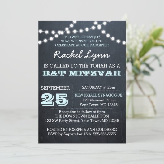 Chalkboard Lights Aqua Bat Mitzvah Uitnodiging (Staand voorkant)