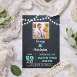 Chalkboard Lights Blauwgroen Bruiloft Save the Dat Aankondigingskaart<br><div class="desc">Deze chalkboard thema Save the Date Briefkaarten zijn de perfecte manier om uw bruiloft aan te kondigen! Voeg je eigen foto toe en pas de tekst aan om precies te zeggen wat je wilt.</div>