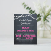 Chalkboard Lights Donkerroze vleermuis Mitzvah Ops Aankondigingskaart (Staand voorkant)