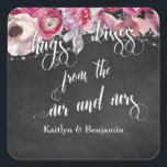 Chalkboard Lights Flowers Hugs & Kisses uit ons Vierkante Sticker<br><div class="desc">Dit ontwerp onderscheidt zich door de lichte snaren, de roze waterverf bloemen en de achtergrond van het bord. Het steunpunt is een typografielaag die "kussen & kisses van de heer en mrs"in een het draaien, uitgebreide doopvont leest. Gebruik het gebied van de sjabloon om uw namen toe te voegen. In...</div>
