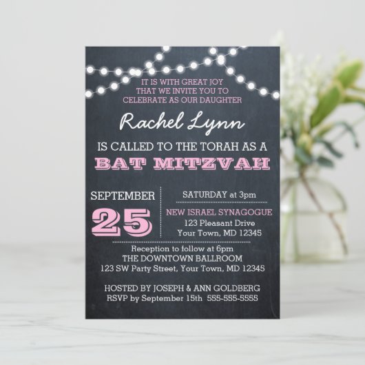 Chalkboard Lights Roze Bat Mitzvah Uitnodiging (Staand voorkant)
