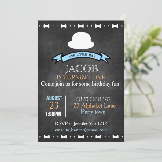 Chalkboard look eerste verjaardagsuitnodiging jong kaart (Staand voorkant)