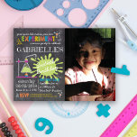 Chalkboard Mad Science Party Birthday Kaart<br><div class="desc">Foto Chalkboard Mad Science Party Birthday - Zet je labjas aan en maak je klaar voor explosieve lol! Een gekke science party om de grote dag van je kleine te vieren. Deze supergeweldige uitnodiging is perfect voor zowel meisjes als jongens. Geen tests of experimenten nodig, deze uitnodiging van de gekke...</div>