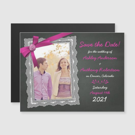 Chalkboard Magenta Bow Photo Wedding Save the Date Magnetische Uitnodiging (Voorkant / Achterkant)