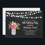 Chalkboard, Mason Jar 40th Birthday Invitation Kaart<br><div class="desc">Viel je speciale dag met deze stijlvolle verjaardagsuitnodiging. In dit ontwerp zijn koordlichten,  moerasjar- en bloembouquet met een achtergrond van het krijtbord opgenomen.</div>