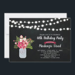 Chalkboard, Mason Jar 40th Birthday Invitation Kaart<br><div class="desc">Viel je speciale dag met deze stijlvolle verjaardagsuitnodiging. In dit ontwerp zijn koordlichten,  moerasjar- en bloembouquet met een achtergrond van het krijtbord opgenomen.</div>