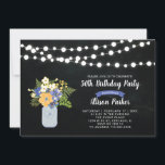 Chalkboard, Mason Jar 50th Birthday Invitation Kaart<br><div class="desc">Viel je speciale dag met deze stijlvolle verjaardagsuitnodiging. In dit ontwerp zijn koordlichten,  moerasjar- en bloembouquet met een achtergrond van het krijtbord opgenomen.</div>