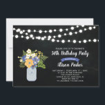 Chalkboard, Mason Jar 50th Birthday Invitation Kaart<br><div class="desc">Viel je speciale dag met deze stijlvolle verjaardagsuitnodiging. In dit ontwerp zijn koordlichten,  moerasjar- en bloembouquet met een achtergrond van het krijtbord opgenomen.</div>