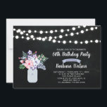 Chalkboard, Mason Jar 60th Birthday Invitation Kaart<br><div class="desc">Viel je speciale dag met deze stijlvolle verjaardagsuitnodiging. In dit ontwerp zijn koordlichten,  moerasjar- en bloembouquet met een achtergrond van het krijtbord opgenomen.</div>