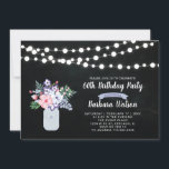 Chalkboard, Mason Jar 60th Birthday Invitation Kaart<br><div class="desc">Viel je speciale dag met deze stijlvolle verjaardagsuitnodiging. In dit ontwerp zijn koordlichten,  moerasjar- en bloembouquet met een achtergrond van het krijtbord opgenomen.</div>
