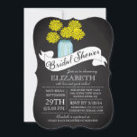 Chalkboard Mason Jar Bridal Shower Kaart<br><div class="desc">Moderne Chalkboard Mason Jar Bridal Shower-uitnodiging met een hedendaagse lintbanner met een fancy script en kleurrijke leuke mum felgele mum bloemen.  Een beetje  charme met een modern flair vrijgezellenfeest nodigt uit met typografische tekst.  Perfecte trouwdoucheuitnodiging voor een vrijgezellenfeest van de tuin,  voorjaar vrijgezellenfeest,  of zomervrijgezellenfeest.</div>