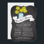 Chalkboard Mason Jar Bridal Shower Kaart<br><div class="desc">Moderne Chalkboard Mason Jar Bridal Shower-uitnodiging met een hedendaagse lintbanner met een fancy script en kleurrijke leuke mum felgele mum bloemen.  Een beetje  charme met een modern flair vrijgezellenfeest nodigt uit met typografische tekst.  Perfecte trouwdoucheuitnodiging voor een vrijgezellenfeest van de tuin,  voorjaar vrijgezellenfeest,  of zomervrijgezellenfeest.</div>