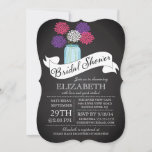 Chalkboard Mason Jar Bridal Shower Kaart<br><div class="desc">Moderne Chalkboard Mason Jar Bridal Shower-uitnodiging met een hedendaagse lintbanner met een fancy script en kleurrijke leuke mum heldere roze,  paarse en witte mum bloemen.  Een beetje  charme met een modern flair vrijgezellenfeest nodigt uit met typografische tekst.  Perfecte trouwdoucheuitnodiging voor een vrijgezellenfeest van de tuin,  voorjaar vrijgezellenfeest,  of zomervrijgezellenfeest.</div>