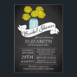 Chalkboard Mason Jar Bridal Shower Kaart<br><div class="desc">Moderne Chalkboard Mason Jar Bridal Shower-uitnodiging met een hedendaagse lintbanner met een fancy script en kleurrijke leuke mum felgele mum bloemen.  Een beetje  charme met een modern flair vrijgezellenfeest nodigt uit met typografische tekst.  Perfecte trouwdoucheuitnodiging voor een vrijgezellenfeest van de tuin,  voorjaar vrijgezellenfeest,  of zomervrijgezellenfeest.</div>
