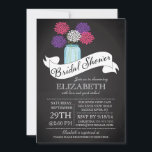 Chalkboard Mason Jar Bridal Shower Kaart<br><div class="desc">Moderne Chalkboard Mason Jar Bridal Shower-uitnodiging met een hedendaagse lintbanner met een fancy script en kleurrijke,  roze paarse en witte bloemen.  Een beetje  charme met een modern flair vrijgezellenfeest nodigt uit met typografische tekst.  Perfecte trouwdoucheuitnodiging voor een vrijgezellenfeest van de tuin,  voorjaar vrijgezellenfeest,  of zomervrijgezellenfeest.</div>