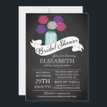 Chalkboard Mason Jar Bridal Shower Kaart<br><div class="desc">Moderne Chalkboard Mason Jar Bridal Shower-uitnodiging met een hedendaagse lintbanner met een fancy script en kleurrijke,  roze paarse en witte bloemen.  Een beetje  charme met een modern flair vrijgezellenfeest nodigt uit met typografische tekst.  Perfecte trouwdoucheuitnodiging voor een vrijgezellenfeest van de tuin,  voorjaar vrijgezellenfeest,  of zomervrijgezellenfeest.</div>