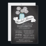 Chalkboard Mason Jar Bridal Shower Kaart<br><div class="desc">Moderne Chalkboard Mason Jar Bridal Shower-uitnodiging met een hedendaagse lintbanner met een fancy script en kleurrijke leuke witte mumbloemen.  Een beetje  charme met een modern flair vrijgezellenfeest nodigt uit met typografische tekst.  Perfecte trouwdoucheuitnodiging voor een vrijgezellenfeest van de tuin,  voorjaar vrijgezellenfeest,  of zomervrijgezellenfeest.</div>