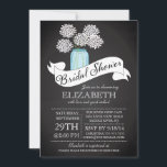Chalkboard Mason Jar Bridal Shower Kaart<br><div class="desc">Moderne Chalkboard Mason Jar Bridal Shower-uitnodiging met een hedendaagse lintbanner met een fancy script en kleurrijke leuke witte mumbloemen.  Een beetje  charme met een modern flair vrijgezellenfeest nodigt uit met typografische tekst.  Perfecte trouwdoucheuitnodiging voor een vrijgezellenfeest van de tuin,  voorjaar vrijgezellenfeest,  of zomervrijgezellenfeest.</div>