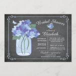 Chalkboard Mason Jar Bridal Shower Kaart<br><div class="desc">Modern Mason Jar Bridal Shower Invitation met een landmoeraspot gevuld met blauwe en paarse bloemen op een chic-alkboardachtergrond met een floraal en vlinderaccent en een wit lijst. Draai ons vrijgezellenfeest om naar het uitzicht te gaan voor een extra speciale aanraking. Ideaal voor een plattelands-chic-vrijgezellenfeest voor herfst, winter, lente of herfst....</div>