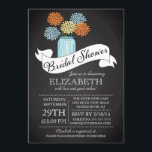 Chalkboard Mason Jar Bridal Shower Kaart<br><div class="desc">Moderne Chalkboard Mason Jar Bridal Shower-uitnodiging met een hedendaagse lintbanner met een fancy script en kleurrijke leuke oranje en blauwe mumbloemen.  Een beetje  charme met een modern flair vrijgezellenfeest nodigt uit met typografische tekst.  Perfecte trouwdoucheuitnodiging voor een vrijgezellenfeest van de tuin,  voorjaar vrijgezellenfeest,  of zomervrijgezellenfeest.</div>