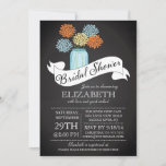 Chalkboard Mason Jar Bridal Shower Kaart<br><div class="desc">Moderne Chalkboard Mason Jar Bridal Shower-uitnodiging met een hedendaagse lintbanner met een fancy script en kleurrijke leuke oranje en blauwe mumbloemen.  Een beetje  charme met een modern flair vrijgezellenfeest nodigt uit met typografische tekst.  Perfecte trouwdoucheuitnodiging voor een vrijgezellenfeest van de tuin,  voorjaar vrijgezellenfeest,  of zomervrijgezellenfeest.</div>