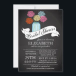 Chalkboard Mason Jar Bridal Shower Kaart<br><div class="desc">Moderne Chalkboard Mason Jar Bridal Shower-uitnodiging met een hedendaagse lintbanner met een fancy script en kleurrijke,  roze paarse en blauwe bloemen.  Een beetje  charme met een modern flair vrijgezellenfeest nodigt uit met typografische tekst.  Perfecte trouwdoucheuitnodiging voor een vrijgezellenfeest van de tuin,  voorjaar vrijgezellenfeest,  of zomervrijgezellenfeest.</div>