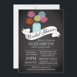 Chalkboard Mason Jar Bridal Shower Kaart<br><div class="desc">Moderne Chalkboard Mason Jar Bridal Shower-uitnodiging met een hedendaagse lintbanner met een fancy script en kleurrijke,  roze paarse en blauwe bloemen.  Een beetje  charme met een modern flair vrijgezellenfeest nodigt uit met typografische tekst.  Perfecte trouwdoucheuitnodiging voor een vrijgezellenfeest van de tuin,  voorjaar vrijgezellenfeest,  of zomervrijgezellenfeest.</div>