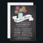 Chalkboard Mason Jar Bridal Shower Kaart<br><div class="desc">Moderne Chalkboard Mason Jar Bridal Shower-uitnodiging met een hedendaagse lintbanner met een fancy script en kleurrijke leuke maanbloemen.  Een beetje  charme met een modern flair vrijgezellenfeest nodigt uit met typografische tekst.  Perfecte trouwdoucheuitnodiging voor een vrijgezellenfeest van de tuin,  voorjaar vrijgezellenfeest,  of zomervrijgezellenfeest.</div>