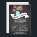 Chalkboard Mason Jar Bridal Shower Kaart<br><div class="desc">Moderne Chalkboard Mason Jar Bridal Shower-uitnodiging met een hedendaagse lintbanner met een fancy script en kleurrijke leuke maanbloemen.  Een beetje  charme met een modern flair vrijgezellenfeest nodigt uit met typografische tekst.  Perfecte trouwdoucheuitnodiging voor een vrijgezellenfeest van de tuin,  voorjaar vrijgezellenfeest,  of zomervrijgezellenfeest.</div>