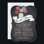 Chalkboard Mason Jar Bridal Shower Kaart<br><div class="desc">Moderne Chalkboard Mason Jar Bridal Shower-uitnodiging met een hedendaagse lintbanner met een fancy script en kleurrijke leuke mum heldergele,  blauwe,  roze en rode mum bloemen.  Een beetje  charme met een modern flair vrijgezellenfeest nodigt uit met typografische tekst.  Perfecte trouwdoucheuitnodiging voor een vrijgezellenfeest van de tuin,  voorjaar vrijgezellenfeest,  of zomervrijgezellenfeest.</div>