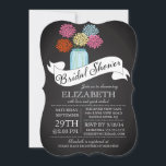Chalkboard Mason Jar Bridal Shower Kaart<br><div class="desc">Moderne Chalkboard Mason Jar Bridal Shower-uitnodiging met een hedendaagse lintbanner met een fancy script en kleurrijke leuke mum heldergele,  blauwe,  roze en rode mum bloemen.  Een beetje  charme met een modern flair vrijgezellenfeest nodigt uit met typografische tekst.  Perfecte trouwdoucheuitnodiging voor een vrijgezellenfeest van de tuin,  voorjaar vrijgezellenfeest,  of zomervrijgezellenfeest.</div>
