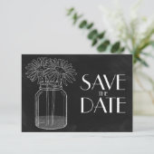 Chalkboard - Mason Jar en Daisies Bewaar de datum Save The Date (Staand voorkant)