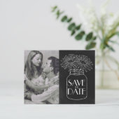 Chalkboard Mason Jar in Daisies Foto Sla de datum Aankondigingskaart (Staand voorkant)