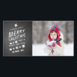 CHALKBOARD MERRY CHRISTMAS | HOLIDAIRE FOTOKAART FEESTDAGENKAART<br><div class="desc">RUSTIC MERRY CHRISTMAS | HOLIDAIRE FOTOKAART Elke Clarke© Fun chalk doopvont die op een zwarte het effect van het karton achtergrond wordt gebruikt. Ik wens u een prettig kerstfeest en een gelukkig nieuwjaar. Personaliseer je jouw naam en familiefoto. Andere kleuren en stijlen beschikbaar op www.zazzle.com/monogramgallery.</div>