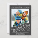 Chalkboard Merry-kerstfotokaart Feestdagenkaart<br><div class="desc">Kikkerbord voor kerstfeestdag van het kikkerbord van het kikkervenster van het kikkerbord van het kikkervenster. Festieve en leuke zwarte achtergrond van het kleurenbord met retro-stijl met fancy holly scrolls en elegante typografische kalligrafie van de oude mode met draairil. Voeg uw favoriete foto van de vakantiefamilie toe en pas de tekst...</div>