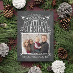Chalkboard Merry Little KerstKaart<br><div class="desc">Deze  kaart van de chalkboardstijl kenmerkt de uitdrukking "heb zelf een vrolijk klein kerstfeest" in handlettertjes met stijl en met de hand getekende accenten. Pas het aan met uw familiefoto en namen!</div>