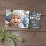 Chalkboard met 1 foto en sneeuw - zacht helder feestdagenkaart<br><div class="desc">Moge uw dagen mooi en helder zijn - Pas dit aan met een hedendaagse kaart met één horizontale foto en uw familienaam. Omvat witte sneeuwvlokken en koude achtergrond.</div>