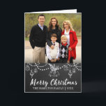 Chalkboard met kerstbekroonde fotokaart feestdagen kaart<br><div class="desc">Achtergrond van het bord met handgetekende krijtversieringen en vakantiekleertjes,  "Merry Kerstmis"-schrift in witte gevouwen fotokaart. Tekst personaliseren of verwijderen.</div>