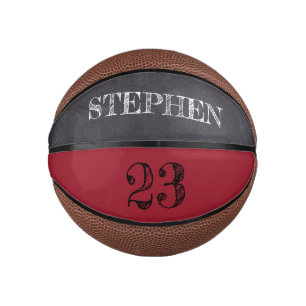 Chalkboard met rood zwart nummer, aangeduid basketbal