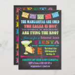 Chalkboard Mexican Fiesta Rehearsal Lunch Kaart<br><div class="desc">en kleurrijke Mexicaanse Fiesta Rehearsal Lunch Invitaties met felle banners,  leuke typografie,  een grote margarita en taco op een krijtbordachtergrond. Neem een koude drink en een hete salsa met deze geweldige uitnodiging. Met de hand getekende illustratie door McBooboo.</div>